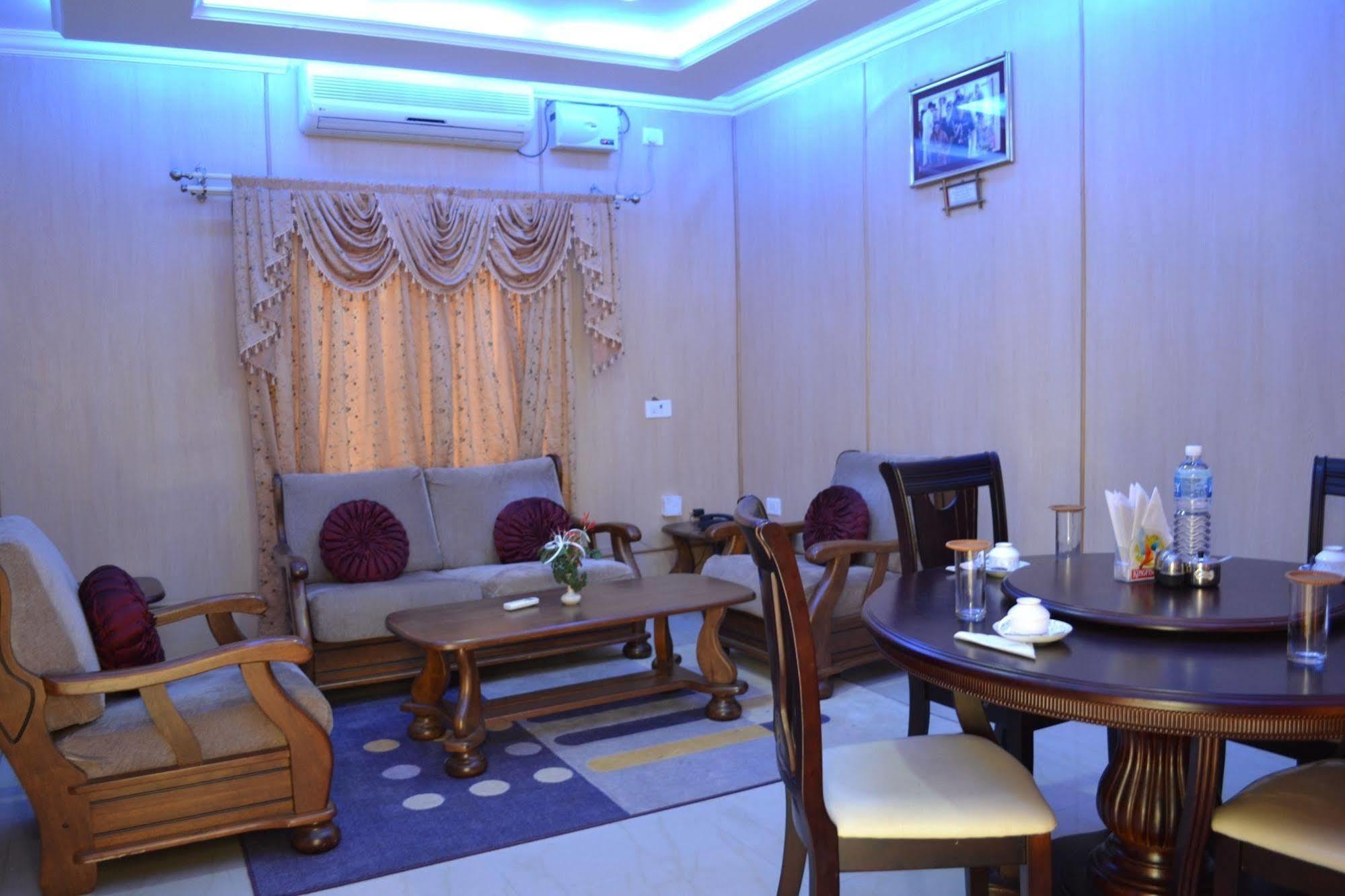 Kstdc Hotel Mayura Bhuvaneshwari Kamalapur 亨比 外观 照片